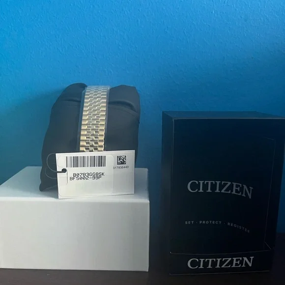 NEW Gold Citizen Quartz Stainless Steel Watch 38mm - Picture 3 of 4